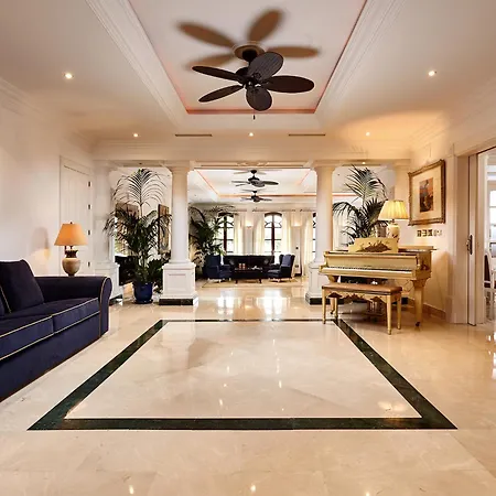 18 Suits Chalet Puerto Banus