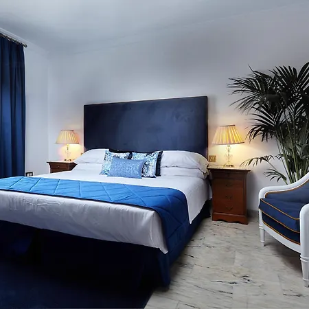 18 Suits Chalet Puerto Banus