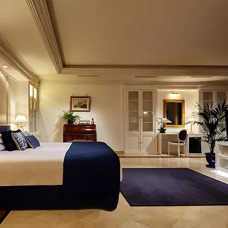18 Suits Chalet Puerto Banus Marbella